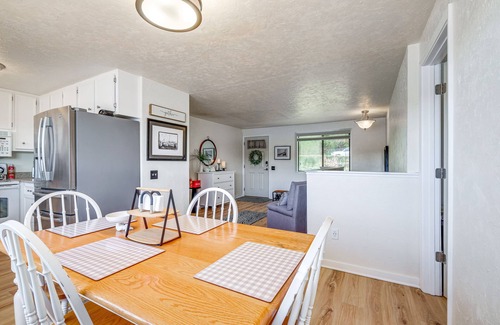 Retsil Apartment | Port Orchard Waterfront Retreat: Steps to Beach!