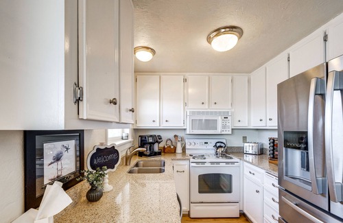 Retsil Apartment | Port Orchard Waterfront Retreat: Steps to Beach!