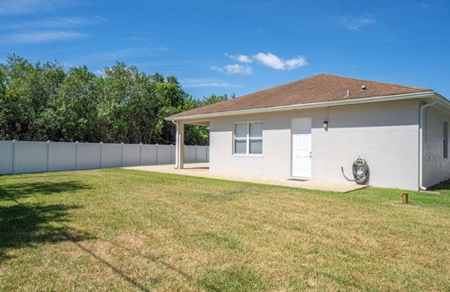 Port Saint Lucie House | Port St Lucie 5 bedroom 3 full bath home with huge fenced backyard!