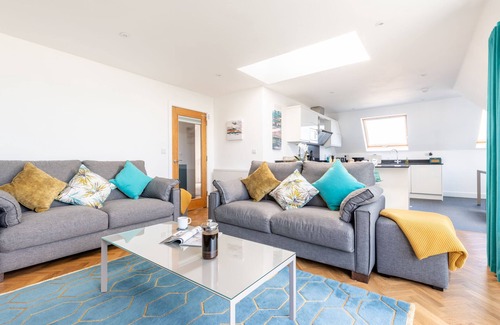 St Ives Apartment | Porthia Penthouse, 2 bedrooms, 2 bathrooms, sea views, parking and free WiFi