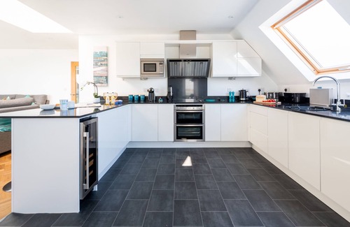 St Ives Apartment | Porthia Penthouse, 2 bedrooms, 2 bathrooms, sea views, parking and free WiFi
