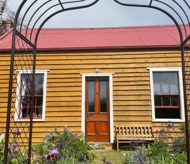 Dunedin Apartment | Portobello Settler's Cottage