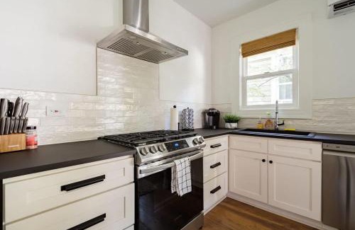 Uptown House | Posh Local 2BR - Boutiques & Eateries