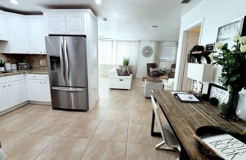Palm Beach Gardens House | POSHPADZ Hot Tub, Tropical Pool, Pool Floats, 3 Bedrooms, BBQ, Minutes to Beach