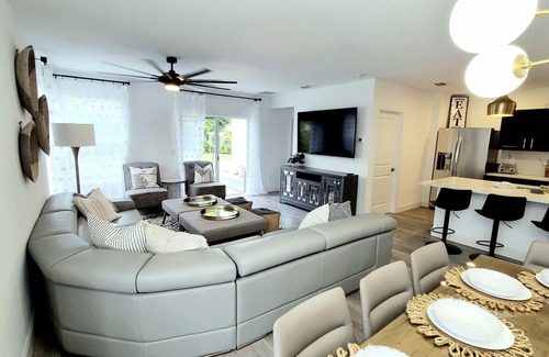 Jupiter House | POSHPADZ Presents Villa Tranquila- Private Pool & Tiki Close to Beach Sleeps 10