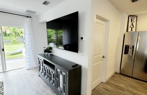 Jupiter House | POSHPADZ Presents Villa Tranquila- Private Pool & Tiki Close to Beach Sleeps 10
