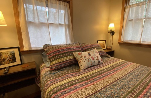 Rockbridge Cabin | Post-Time Cabin in Hocking Hills with Hot Tub on Private Fishing Lake