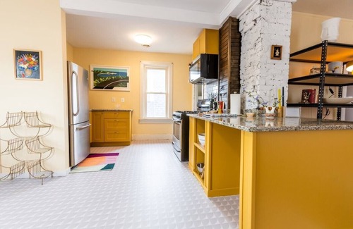Bay View House | Potter Upper · Bright 1.5BR in the Heart of Bay View - w/Parking