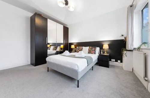 Richmond-upon-Thames Apartment | Powder Mill Retreat - 2br Modern Flat For 4