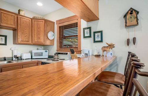 Estes Park Condo | Powell Peak 104 - 1 Br Condo with Fireplace - Marys Lake and Mountain Views