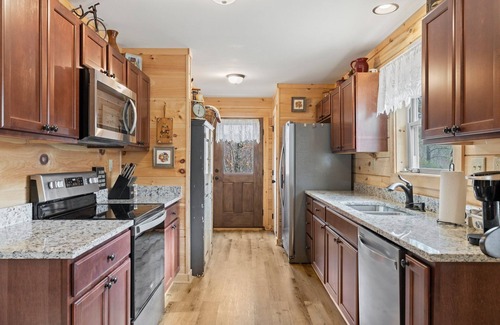 Saluda House | Power-Water-Internet - Cozy Cabin Haven - Near Hiking, Waterfalls & More