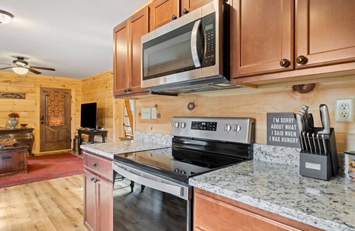 Saluda House | Power-Water-Internet - Cozy Cabin Haven - Near Hiking, Waterfalls & More