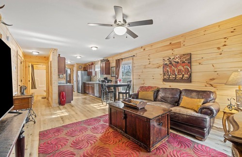 Saluda House | Power-Water-Internet - Cozy Cabin Haven - Near Hiking, Waterfalls & More