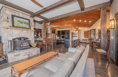 Spruce Pine Cabin | Power, Water & WiFi! Hot Tub, Firepit, Beautiful Mtn Views, Private, Nearby BRP!