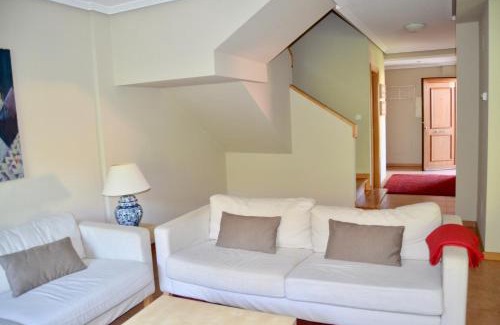 Mino House | Precioso adosado en Urbanización con campo de golf