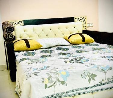 Vrindavan Apartment | Premanand mharaj darsan Vrindavan Dham