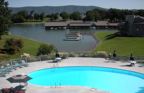North Shore Condo | Premier 3 Bedroom Lake Getaway. Peaceful Retreat-Family Fun.