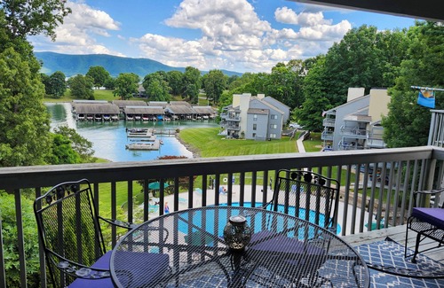 North Shore Condo | Premier 3 Bedroom Lake Getaway. Peaceful Retreat-Family Fun.