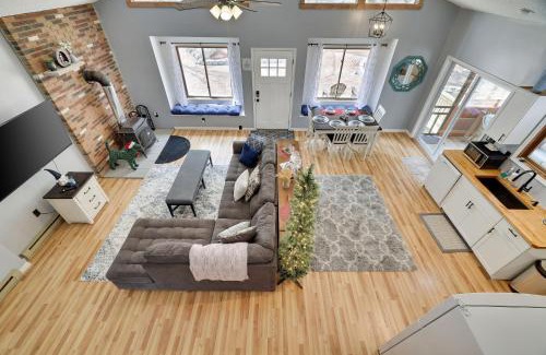 Bushkill House | Premier Cozy Cabin - Free Amenities & Comm Indoor Pools