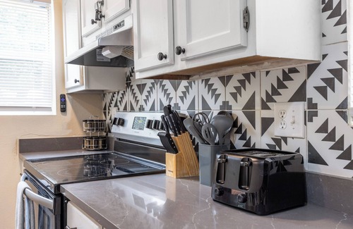 Central Colorado Springs Apartment | Premier, Hot Tub, Grill, Putting Green,Grill
