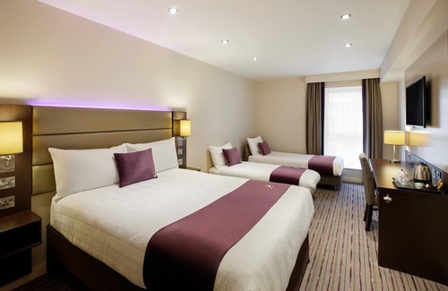 Cobham Hotel | Premier Inn Cobham