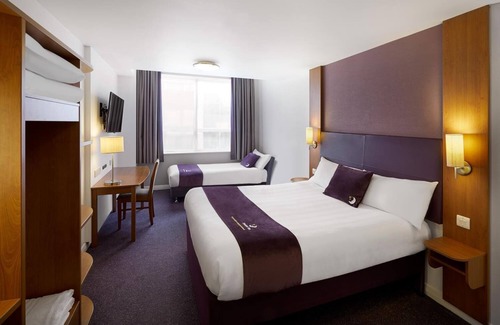 Llanelli Hotel | Premier Inn Llanelli Central East