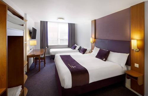 Llanelli Hotel | Premier Inn Llanelli Central East