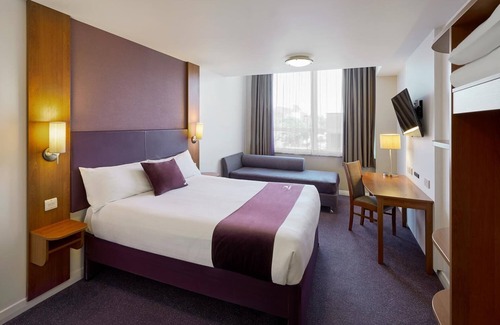 Llanelli Hotel | Premier Inn Llanelli Central East