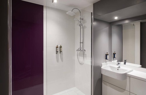 Willen Hotel | Premier Inn Milton Keynes - Willen Lake
