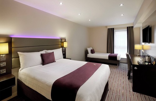 Woking Hotel | Premier Inn Woking Town Centre
