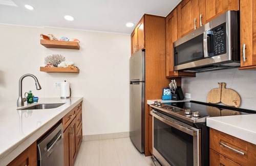 Historic Lahaina Front Street Condo | Premier Oceanfront Room - Low Discount Prices !