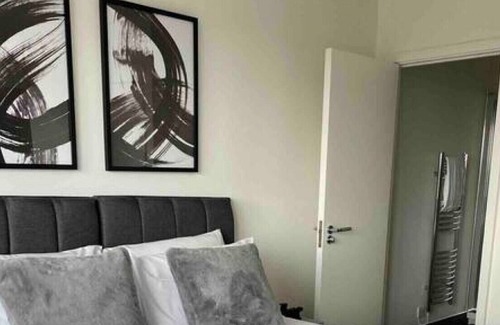Bedford Apartment | Premier Suite-Bedford City Centre w/ parking & gym
