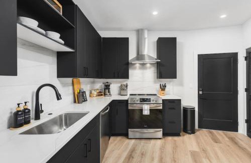 West End Apartment | Premium 2 Bedroom, 4 Bed with HUGE Wrap Around Patio