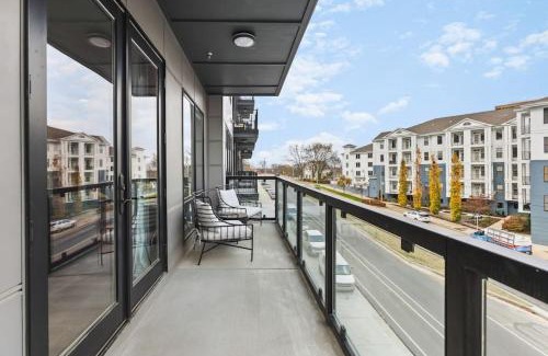 West End Apartment | Premium 2 Bedroom, 4 Bed with HUGE Wrap Around Patio