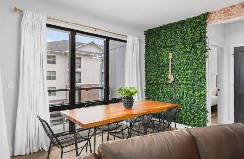 West End Apartment | Premium 2 Bedroom, 4 Bed with HUGE Wrap Around Patio