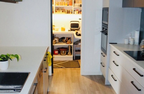 Dunedin House | Premium Accommodation in Dunedin lies between Dunedin city and Airport.