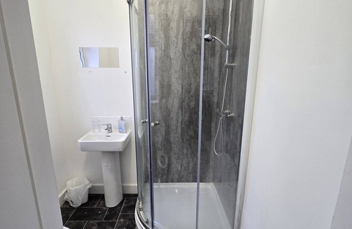 Brierfield Apartment | Premium Double room Ensuite with Shower Room 4