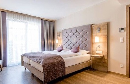 Mondsee House | Premium double room for single use - Hotel Krone
