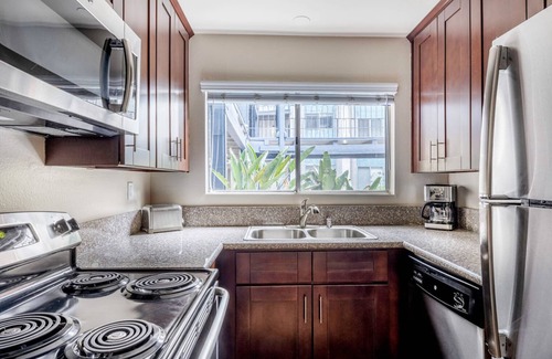 Downtown Apartment | Premium Glendale 1BR w/Pool, Gym, walkable location, by Blueground