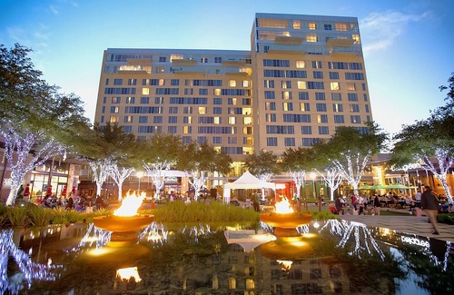 Memorial House | Premium King at The Moran CityCentre, Live Music, Onsite Pool, Parking!