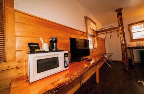 Dubois Cabin | Premium King Room w/Riverfront Access, Hot Tub & Awe-Inspiring Mountain Views