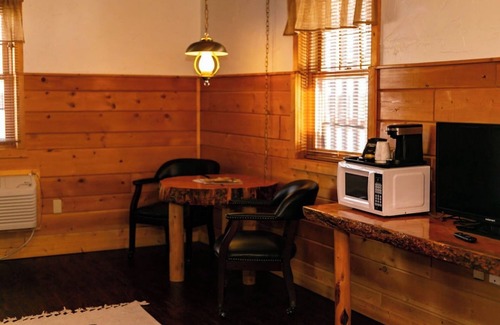 Dubois Cabin | Premium King Room w/Riverfront Access, Hot Tub & Awe-Inspiring Mountain Views