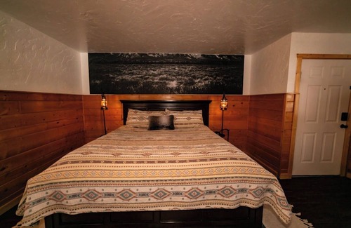 Dubois Cabin | Premium King Room w/Riverfront Access, Hot Tub & Awe-Inspiring Mountain Views
