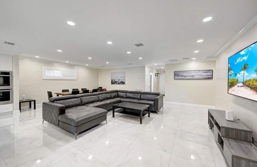 South Lake Villa | Premium Luxury 5BR/4BA Villa near Hollywood Beach