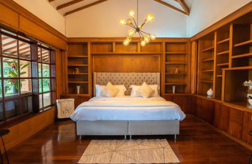 La Florida House | Premium Mansion in El Poblado Nightclub, Maid & Pool