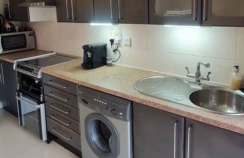 East Acton House | Premium Self Contained One Bedroom detached House with Private Entrance.ttttttt
