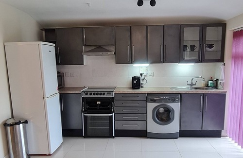 East Acton House | Premium Self Contained One Bedroom detached House with Private Entrance.ttttttt