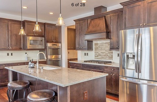 Northwest Snohomish House | Premium Snohomish mansion with views of skydivers