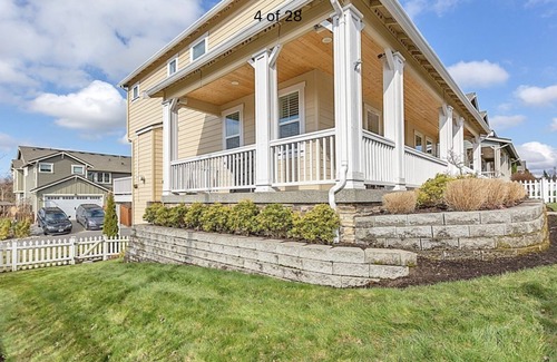Northwest Snohomish House | Premium Snohomish mansion with views of skydivers