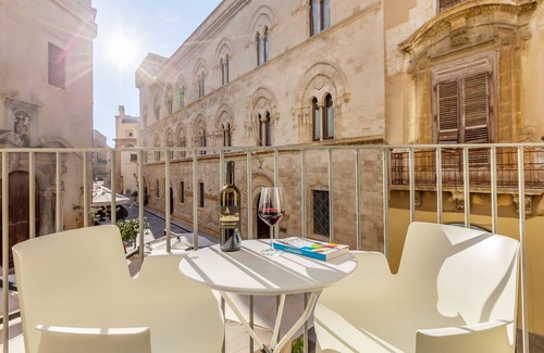 Trapani City Centre Apartment | PRESIDENTIAL SUITE WITH VIEW- Fiveplace Design Suites & Apartments